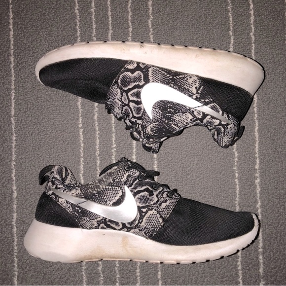 Nike Roche black Snakeskin print size 6 - Picture 1 of 3